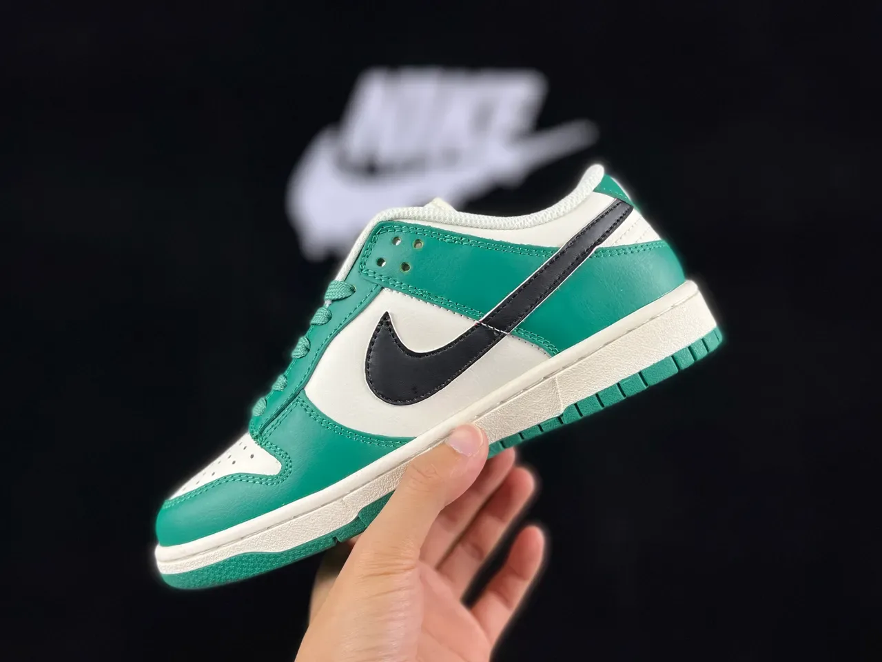 Nike Dunk Low 绿色和 Off-White 生活方式运动鞋 7
