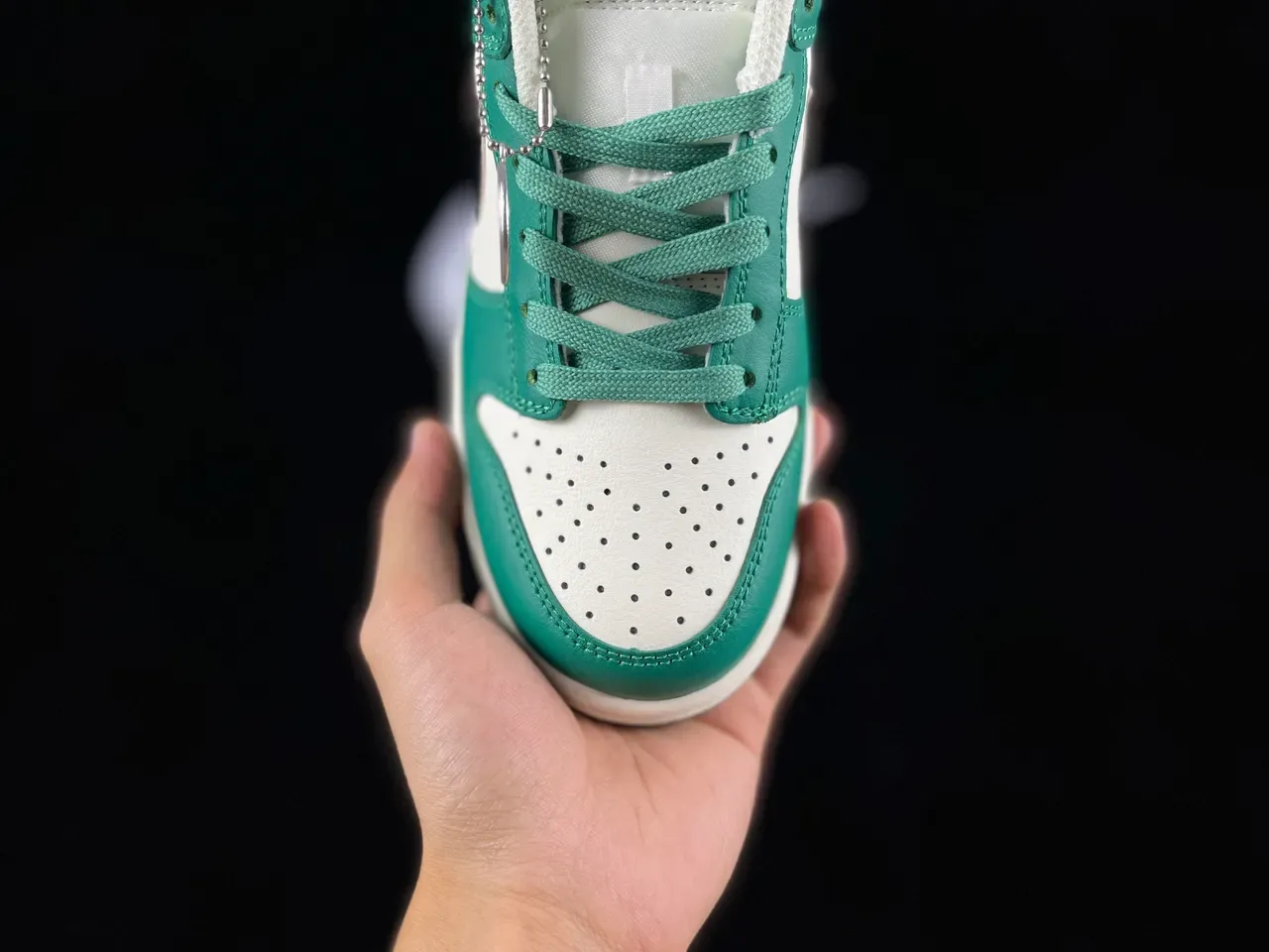 Nike Dunk Low 绿色和 Off-White 生活方式运动鞋 8