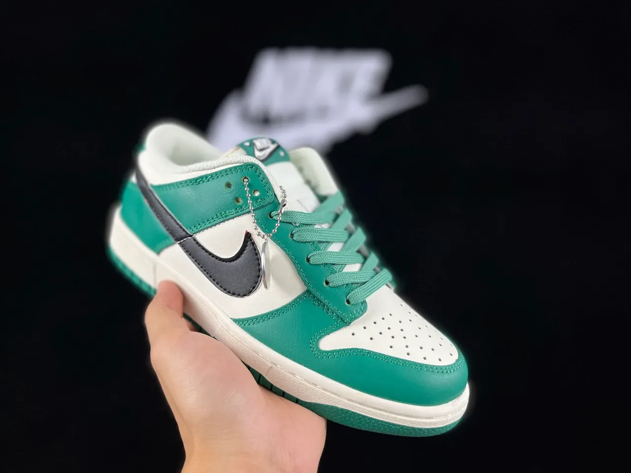 Nike Dunk Low 绿色和 Off-White 生活方式运动鞋 9