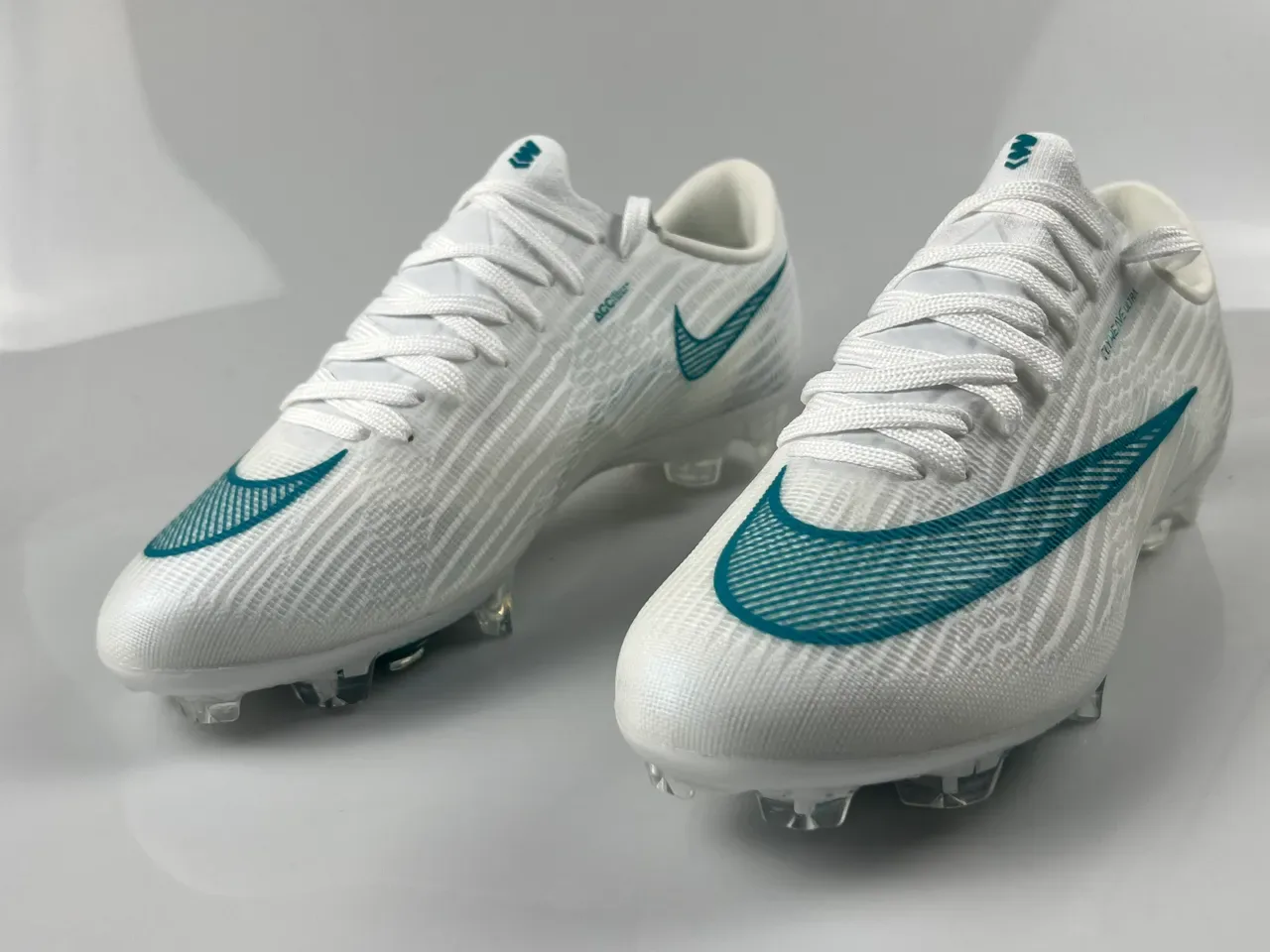 Nike Flyweave Ultra blanco y teal botines de fútbol con tacos 2