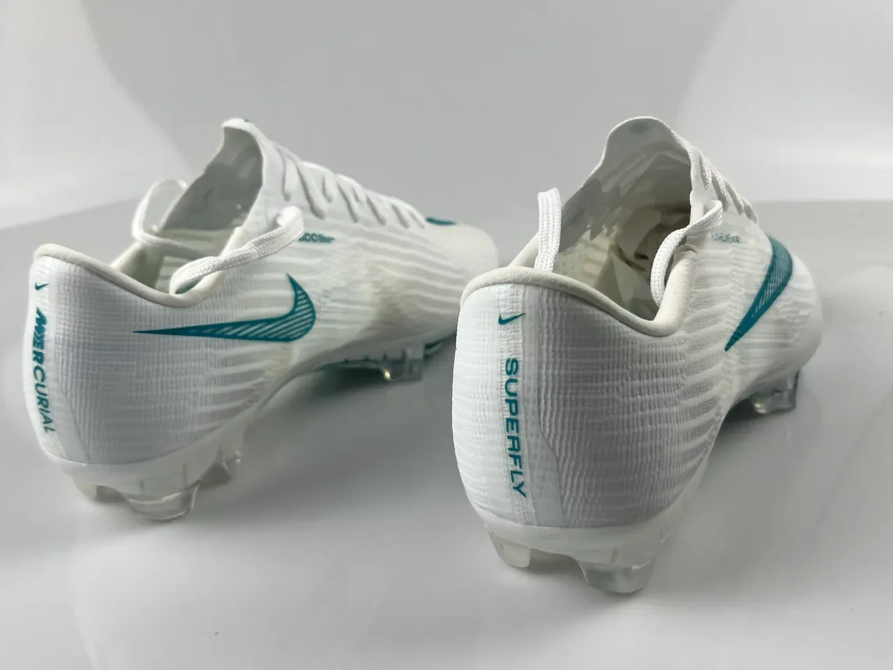 Nike Flyweave Ultra blanco y teal botines de fútbol con tacos 3