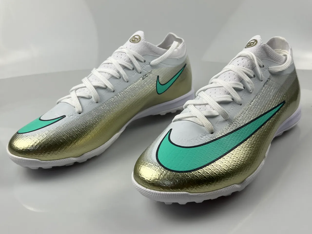 নাইক সোনা সবুজ ধাতবিক গ্রেডিয়েন্ট উপর Mint Swoosh Accent টার্ফ ফুটবল জুতা 3