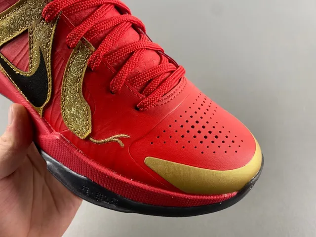Zapatillas de baloncesto Nike Kobe Rojo y Dorado Brillante 2
