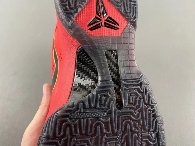 Zapatillas de baloncesto Nike Kobe Rojo y Dorado Brillante 9