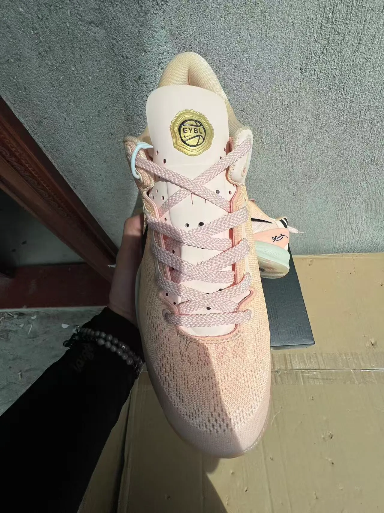 Nike Kobe गुलाबी काला निट अपर लो टॉप सिल्हूट बास्केटबॉल जूते 3