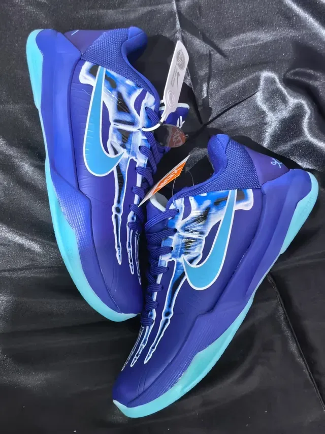 Nike Kyrie Blue Low-Top Silhouette Chaussures de Basketball avec partie supérieure en synthétique/maille en couches 2