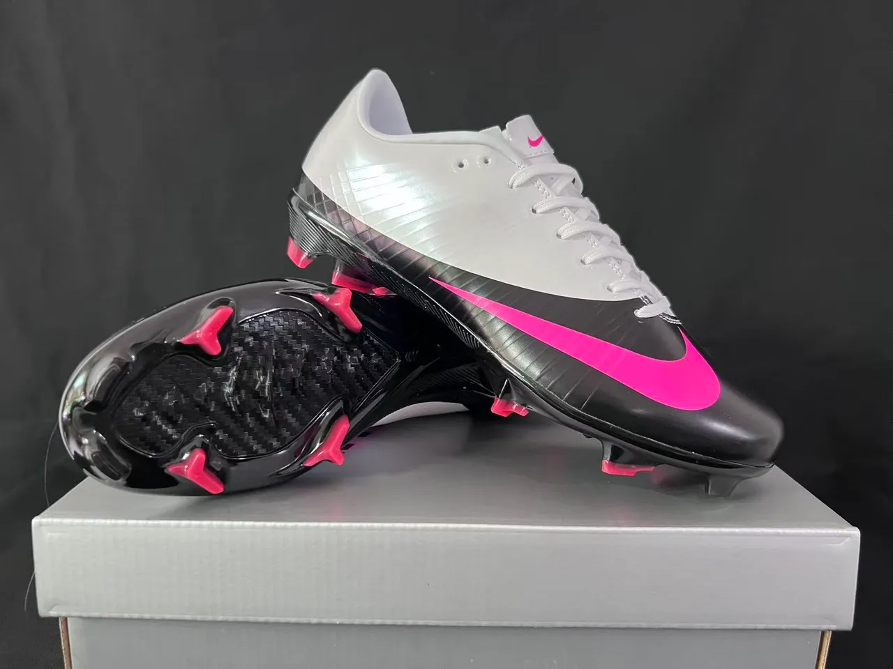 Nike Mercurial Vapor فضي احمر أحذية كرة القدم للأرض الصلبة 10