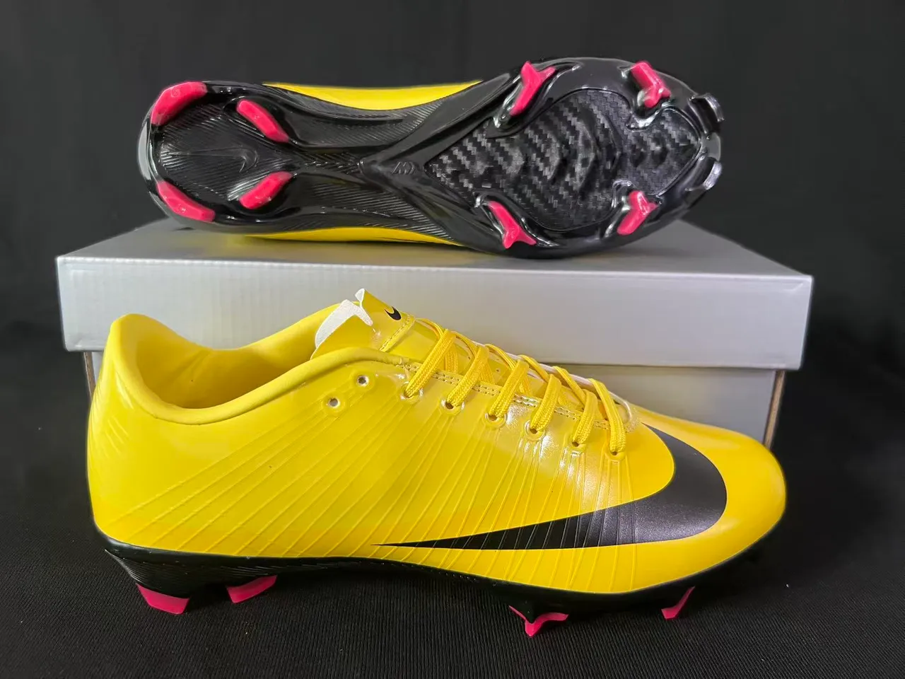 Nike Mercurial Vapor فضي احمر أحذية كرة القدم للأرض الصلبة 24