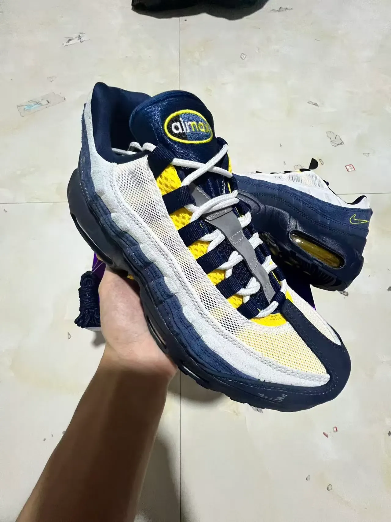 Nike Chaussures Lifestyle Bleu Marine Jaune Supérieure Mesh Et Synthétique Visiblement Segmentée Air Cushioning 2