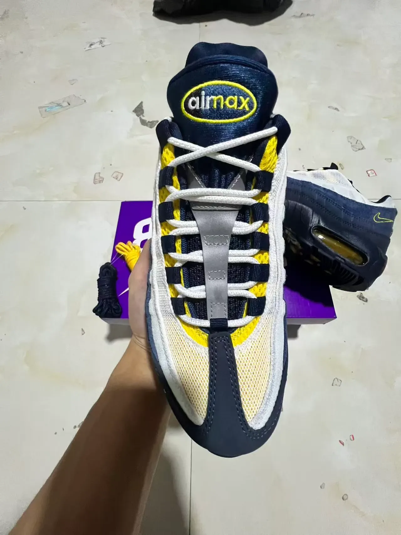 Nike Chaussures Lifestyle Bleu Marine Jaune Supérieure Mesh Et Synthétique Visiblement Segmentée Air Cushioning 3