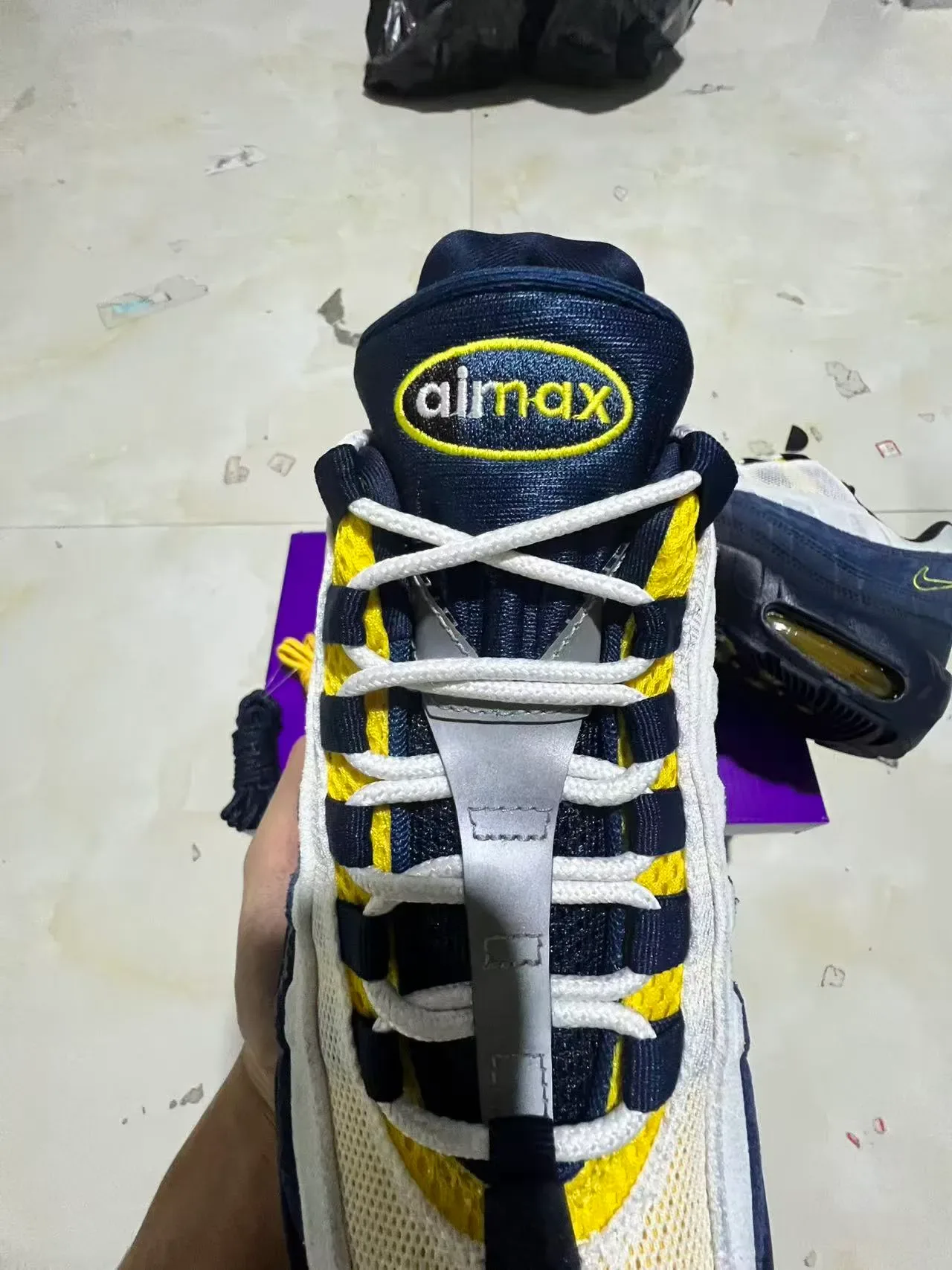 Nike Chaussures Lifestyle Bleu Marine Jaune Supérieure Mesh Et Synthétique Visiblement Segmentée Air Cushioning 4