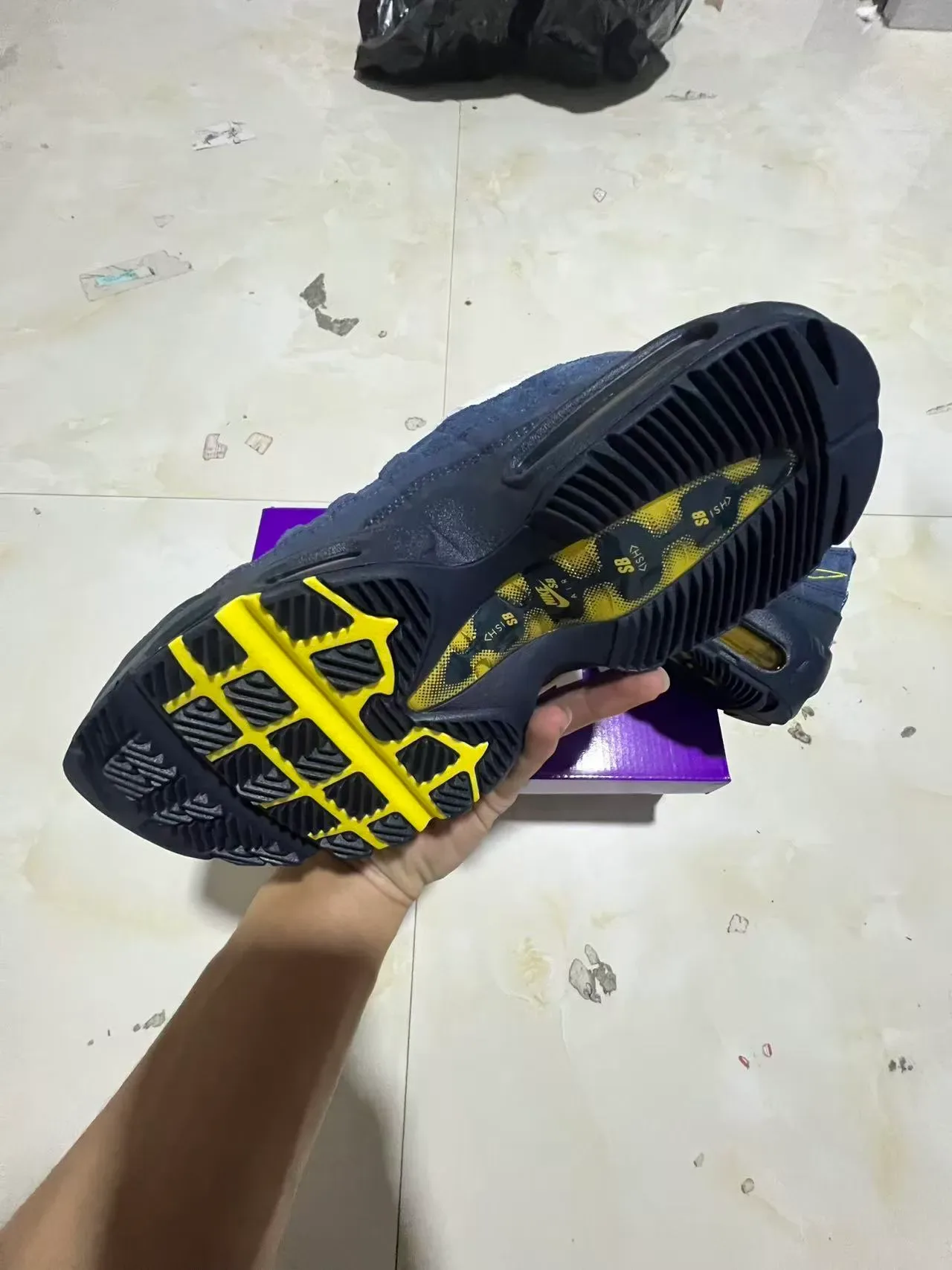 Nike Chaussures Lifestyle Bleu Marine Jaune Supérieure Mesh Et Synthétique Visiblement Segmentée Air Cushioning 6