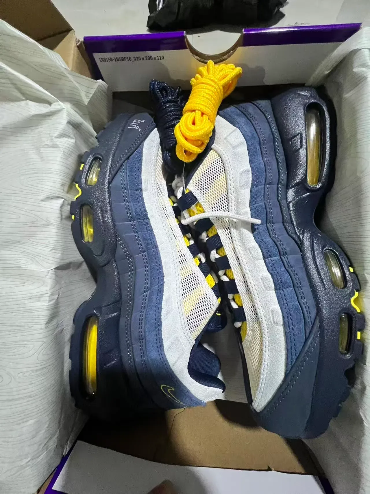 Nike Chaussures Lifestyle Bleu Marine Jaune Supérieure Mesh Et Synthétique Visiblement Segmentée Air Cushioning 9