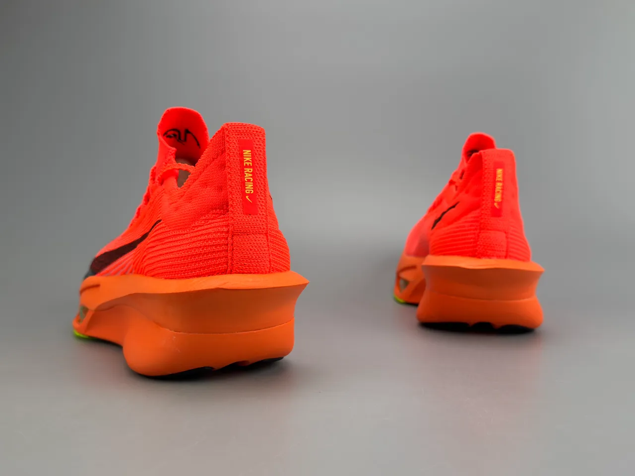 Nike Chaussures de running avec upper de knit orange noir, midsole sculpté 6