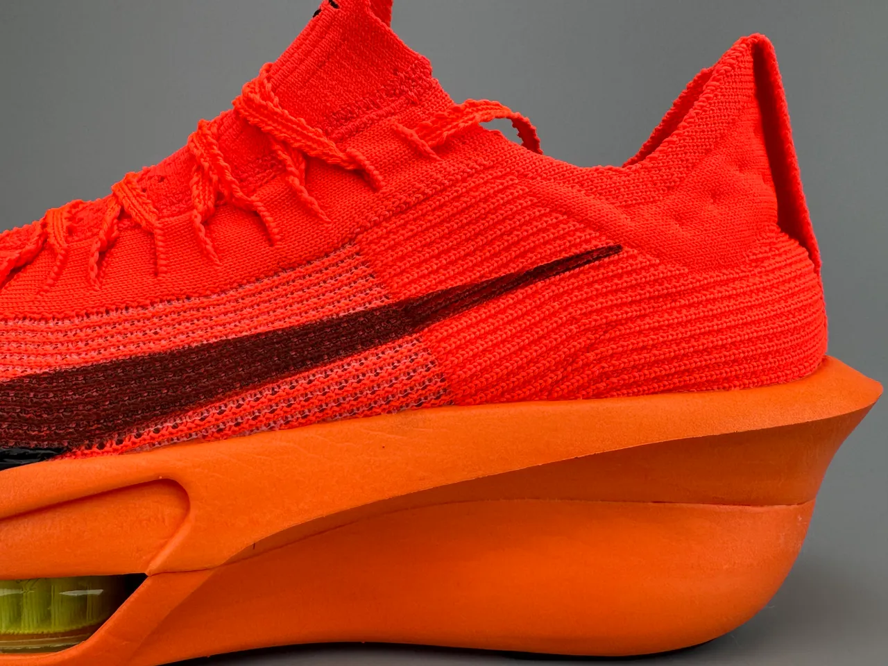 Nike Chaussures de running avec upper de knit orange noir, midsole sculpté 7
