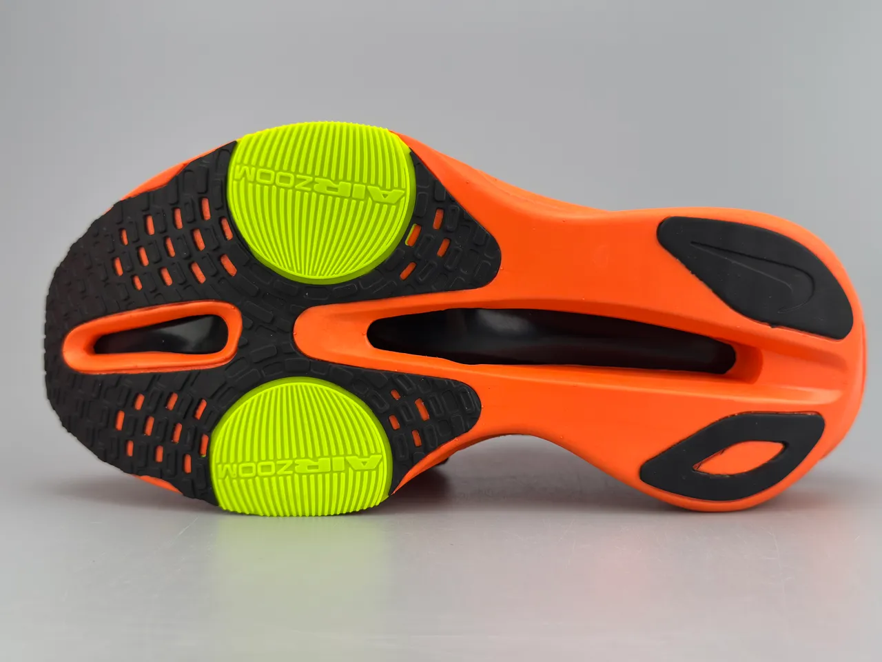 Nike Chaussures de running avec upper de knit orange noir, midsole sculpté 8