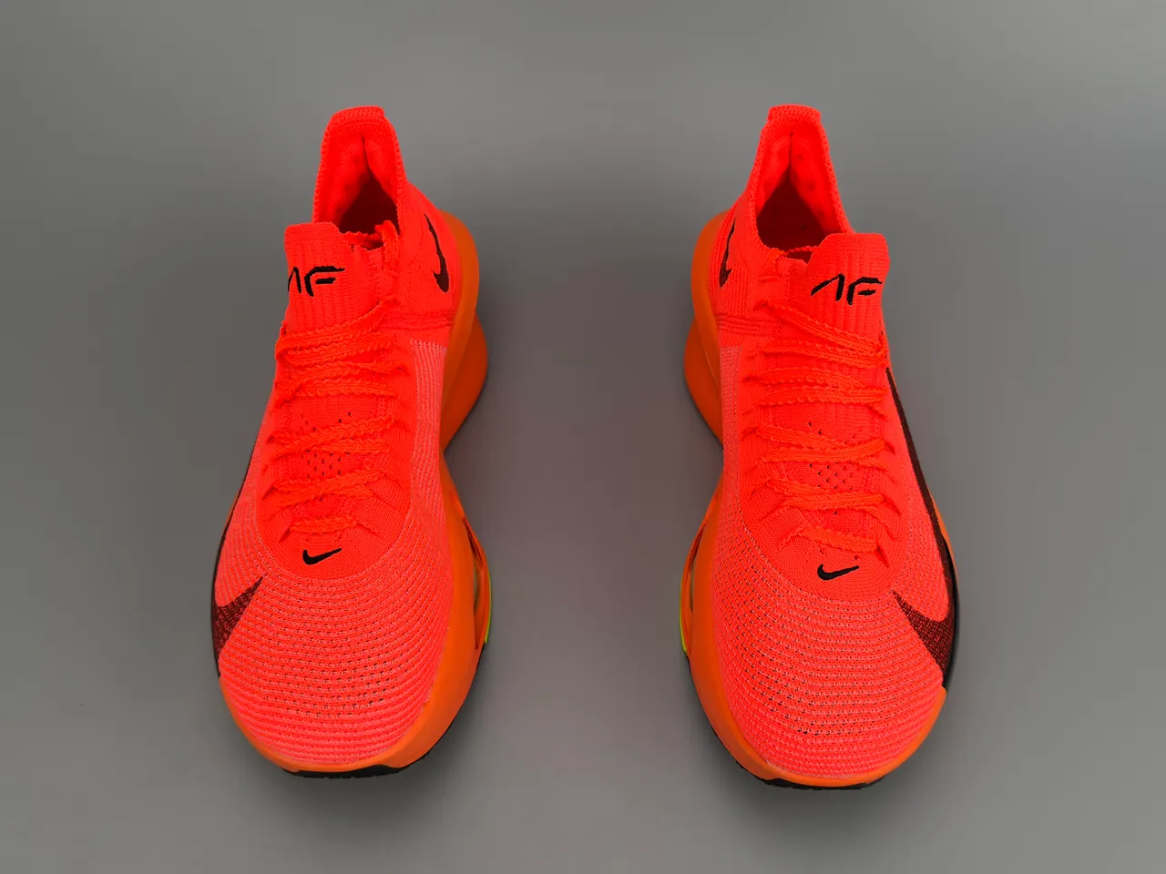 Nike Chaussures de running avec upper de knit orange noir, midsole sculpté 9