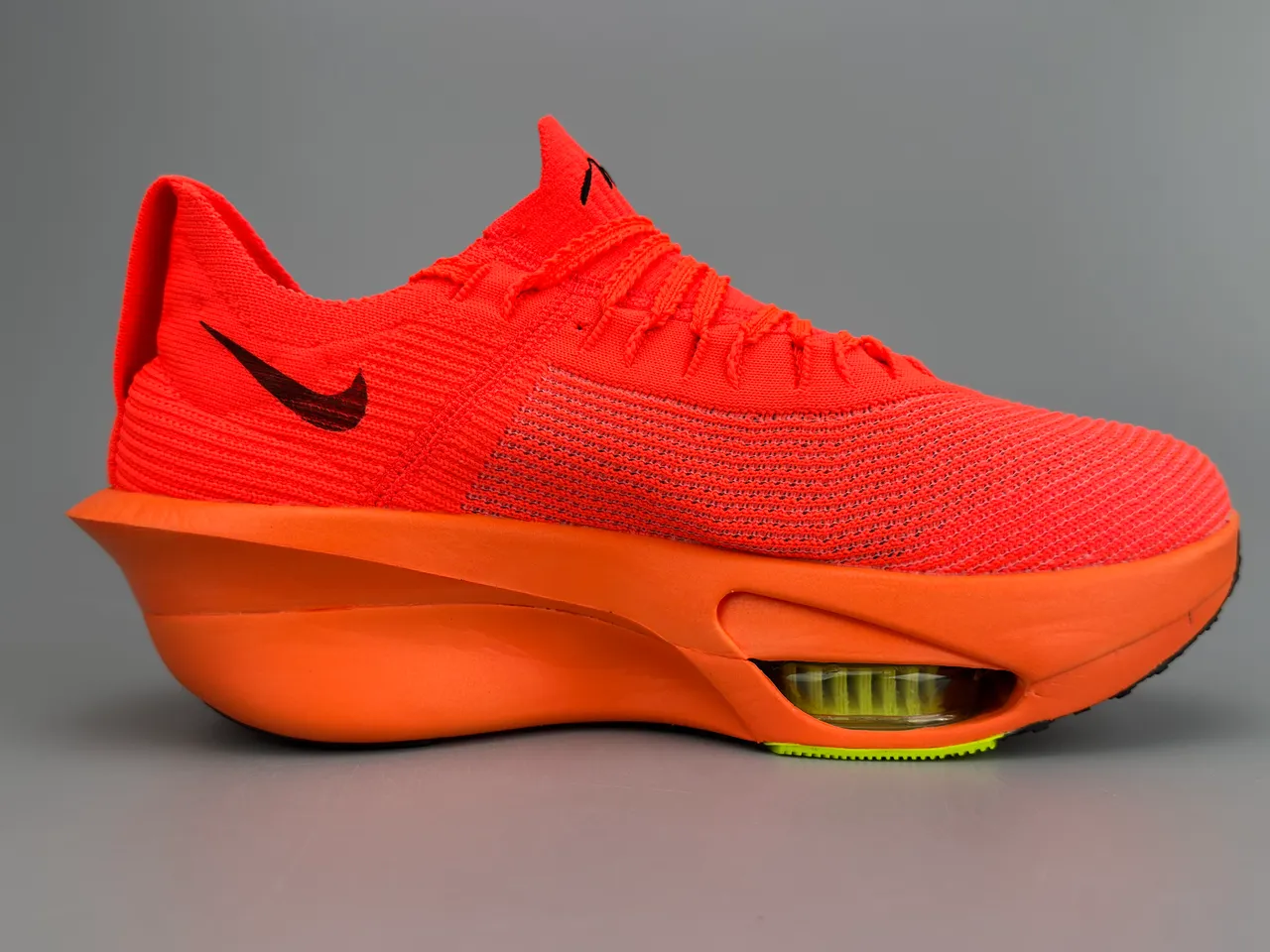 Nike Chaussures de running avec upper de knit orange noir, midsole sculpté 10