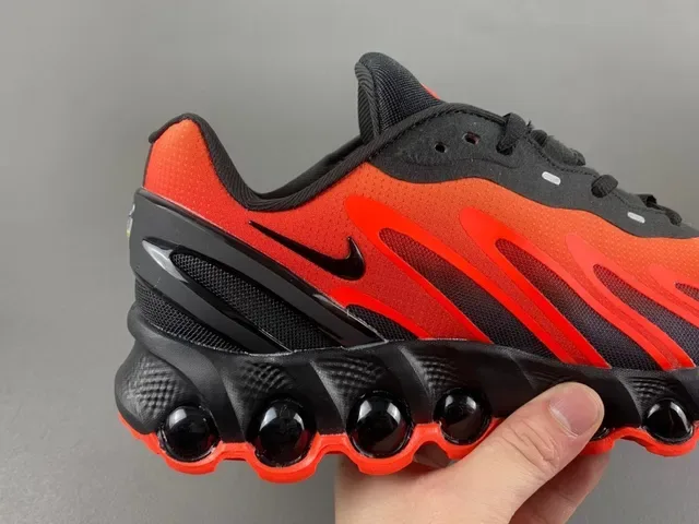 Nike Chaussure Performance Orange et Noir avec Semelle Intermédiaire Pod 3