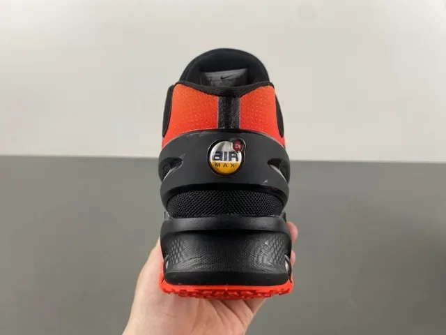 Nike Chaussure Performance Orange et Noir avec Semelle Intermédiaire Pod 4