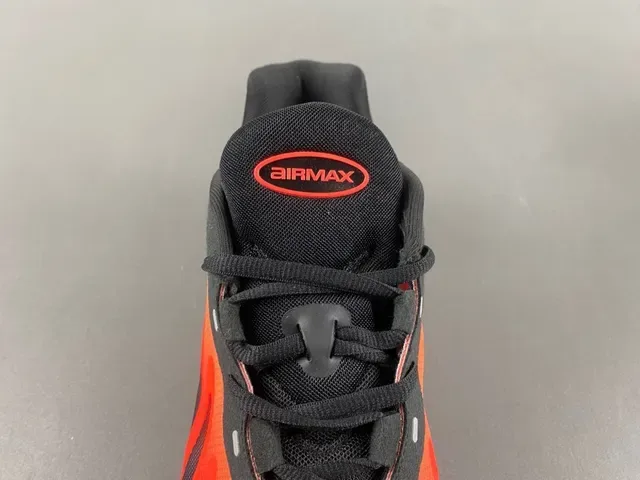 Nike Chaussure Performance Orange et Noir avec Semelle Intermédiaire Pod 6