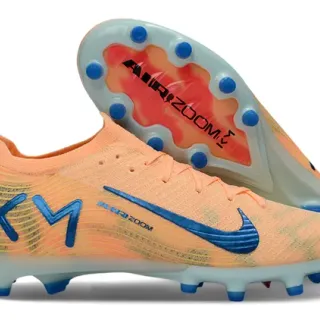 Nike Chaussures de football à empeine maille orange et bleue, coupe basse, col de type chaussette, surface ferme.