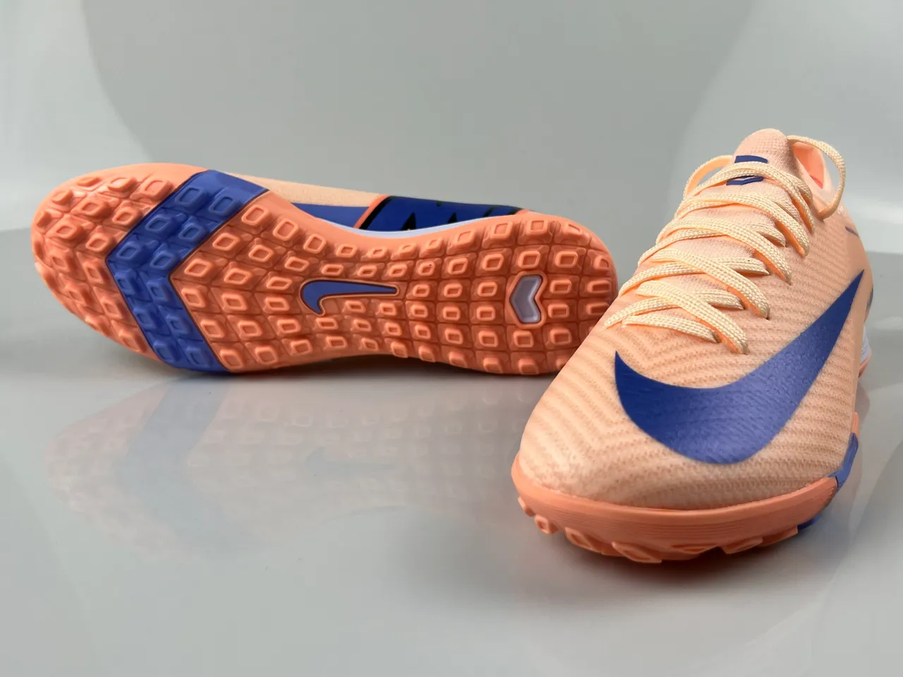 Nike أحذية كرة القدم على العشب الصناعي مع الجزء العلوي من الخياطة الصناعية والطبقة Swoosh بالألوان البرتقالي والأزرق 8
