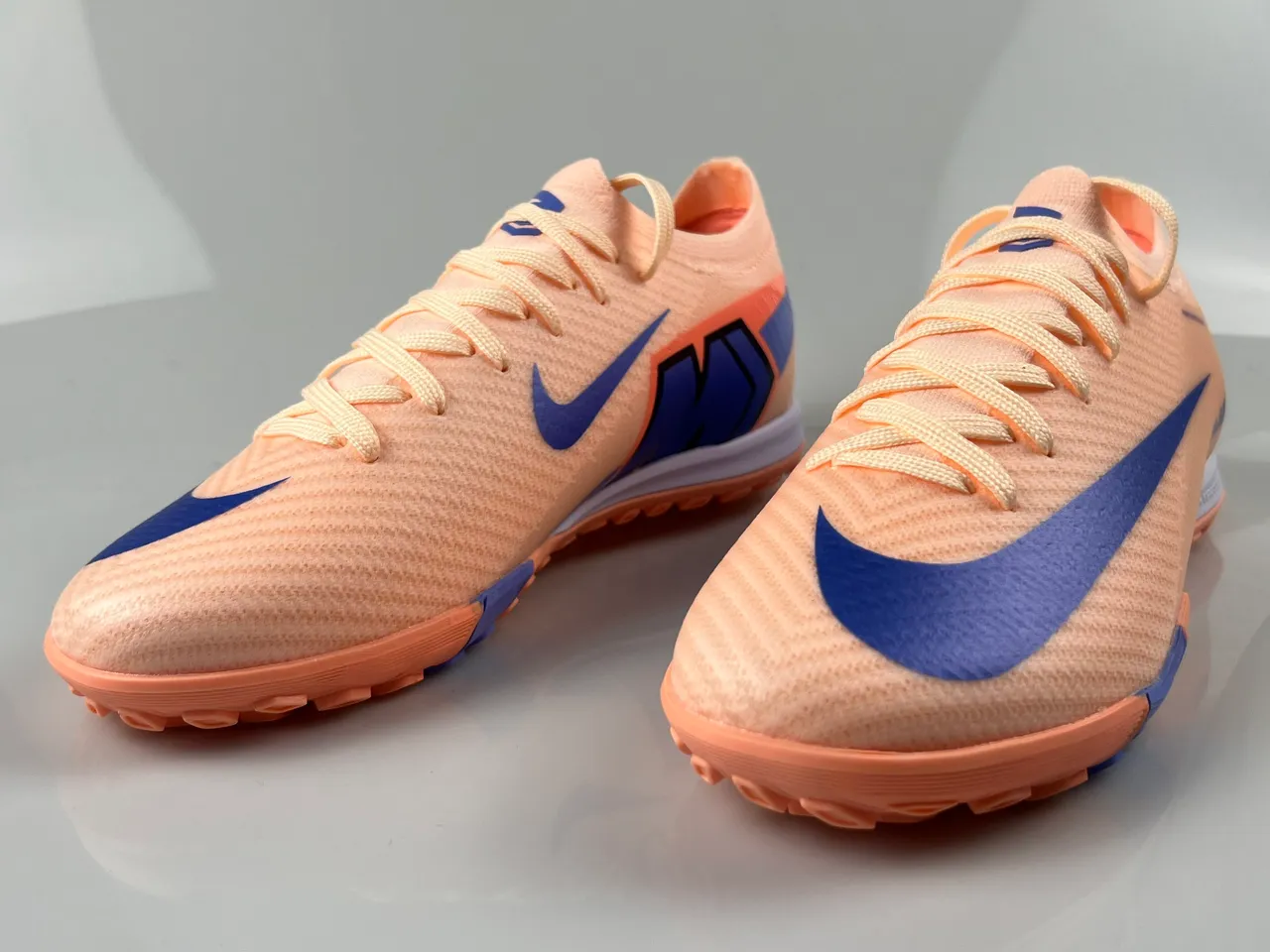 Nike أحذية كرة القدم على العشب الصناعي مع الجزء العلوي من الخياطة الصناعية والطبقة Swoosh بالألوان البرتقالي والأزرق 9