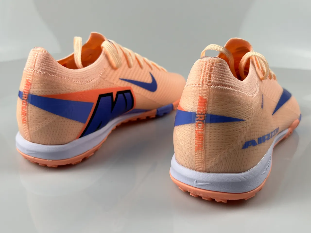 Nike أحذية كرة القدم على العشب الصناعي مع الجزء العلوي من الخياطة الصناعية والطبقة Swoosh بالألوان البرتقالي والأزرق 10