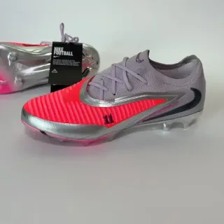 Nike Phantom GT पिंक ग्रे लो-कट निट अप रिब्ड फोरफुट पैनल फर्म ग्राउंड फुटबॉल जूते