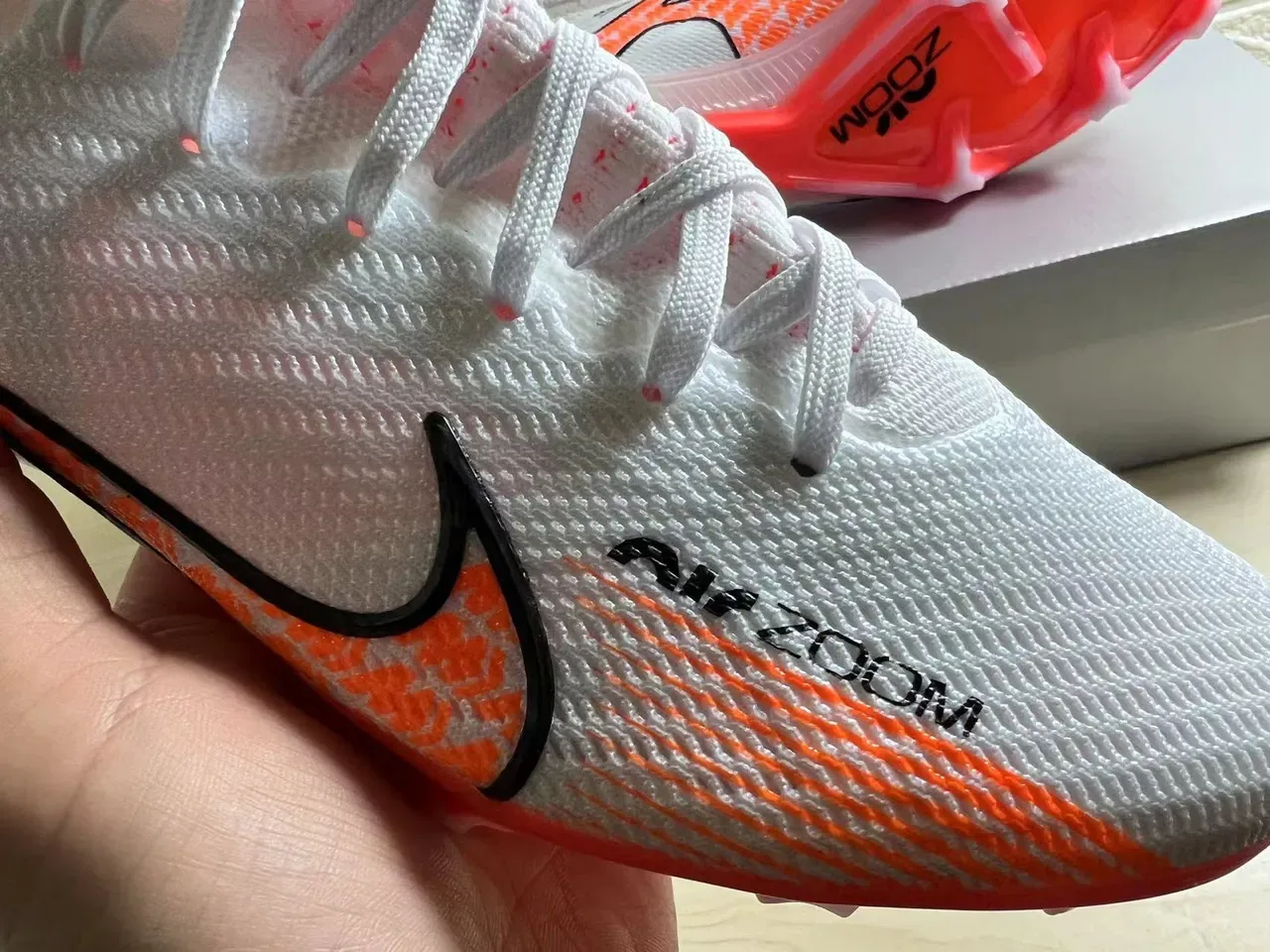 Nike Phantom GT أحذية كرة القدم أبيض برتقالي فلاي كيت أب كولار جورب أرض صلبة 2