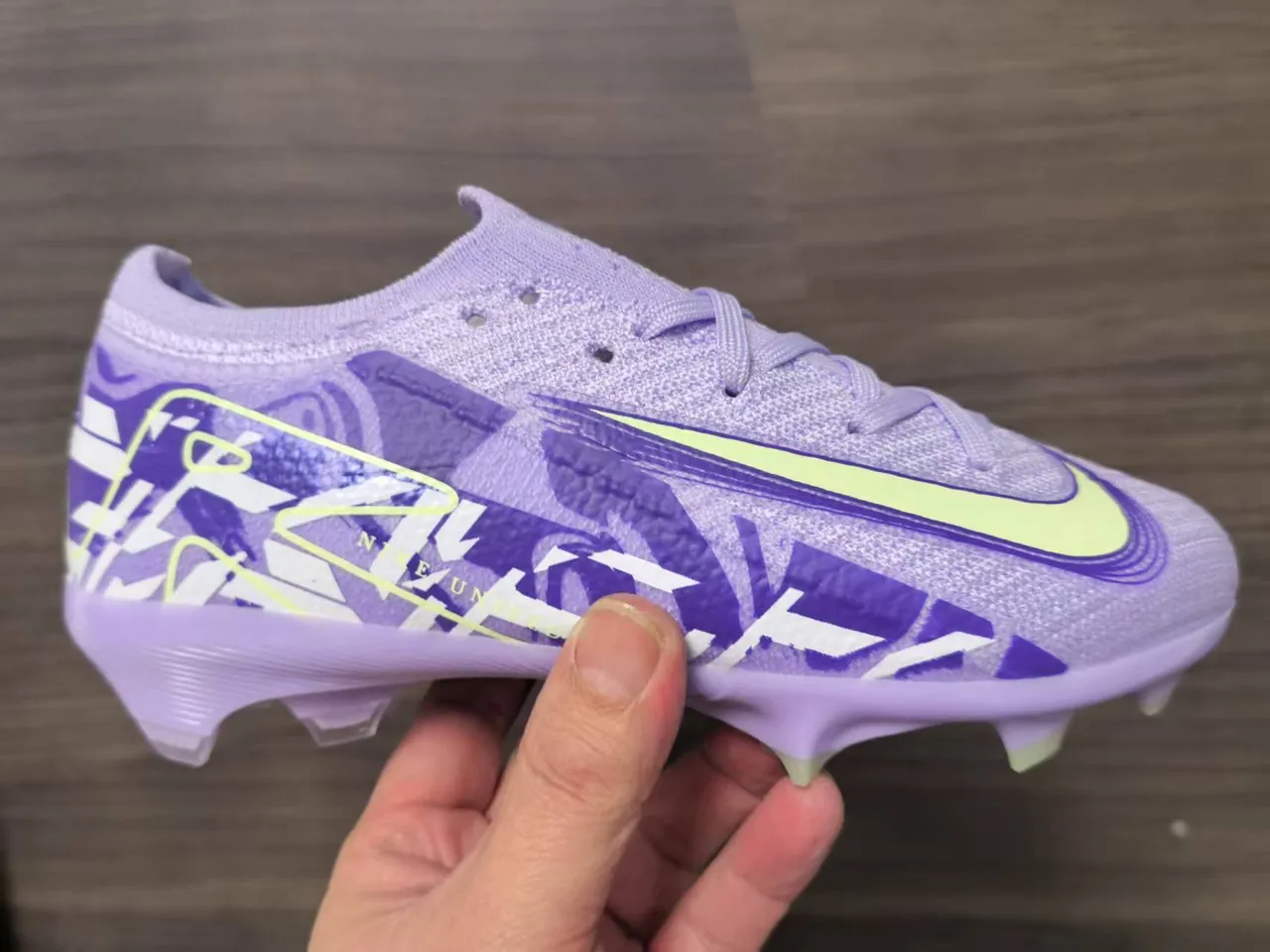Chaussures de soccer Nike violet bleu low-cut sock-fit upper knit construction firm-ground 2
