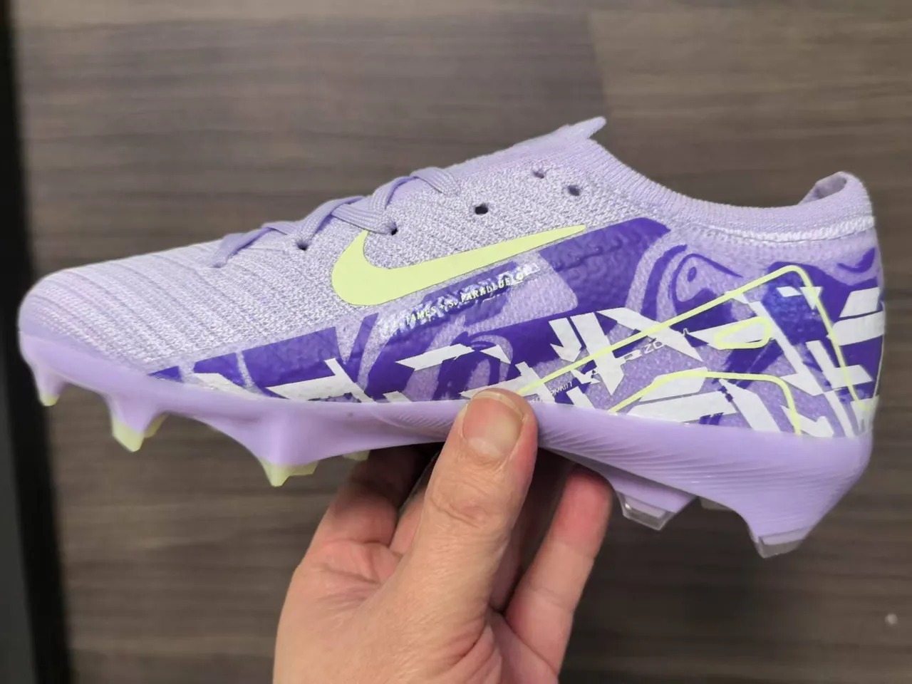 Chaussures de soccer Nike violet bleu low-cut sock-fit upper knit construction firm-ground 4
