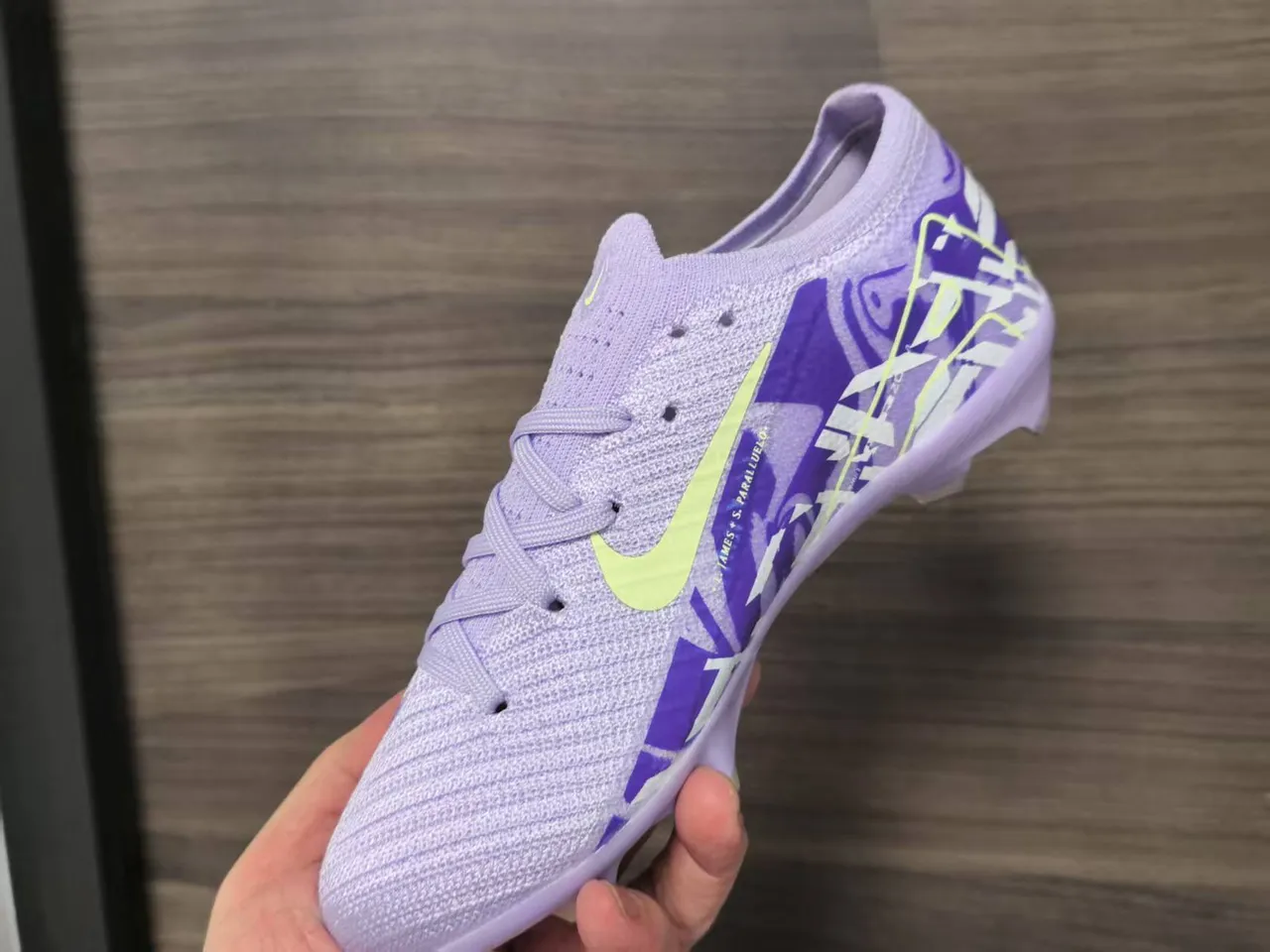 Chaussures de soccer Nike violet bleu low-cut sock-fit upper knit construction firm-ground 5