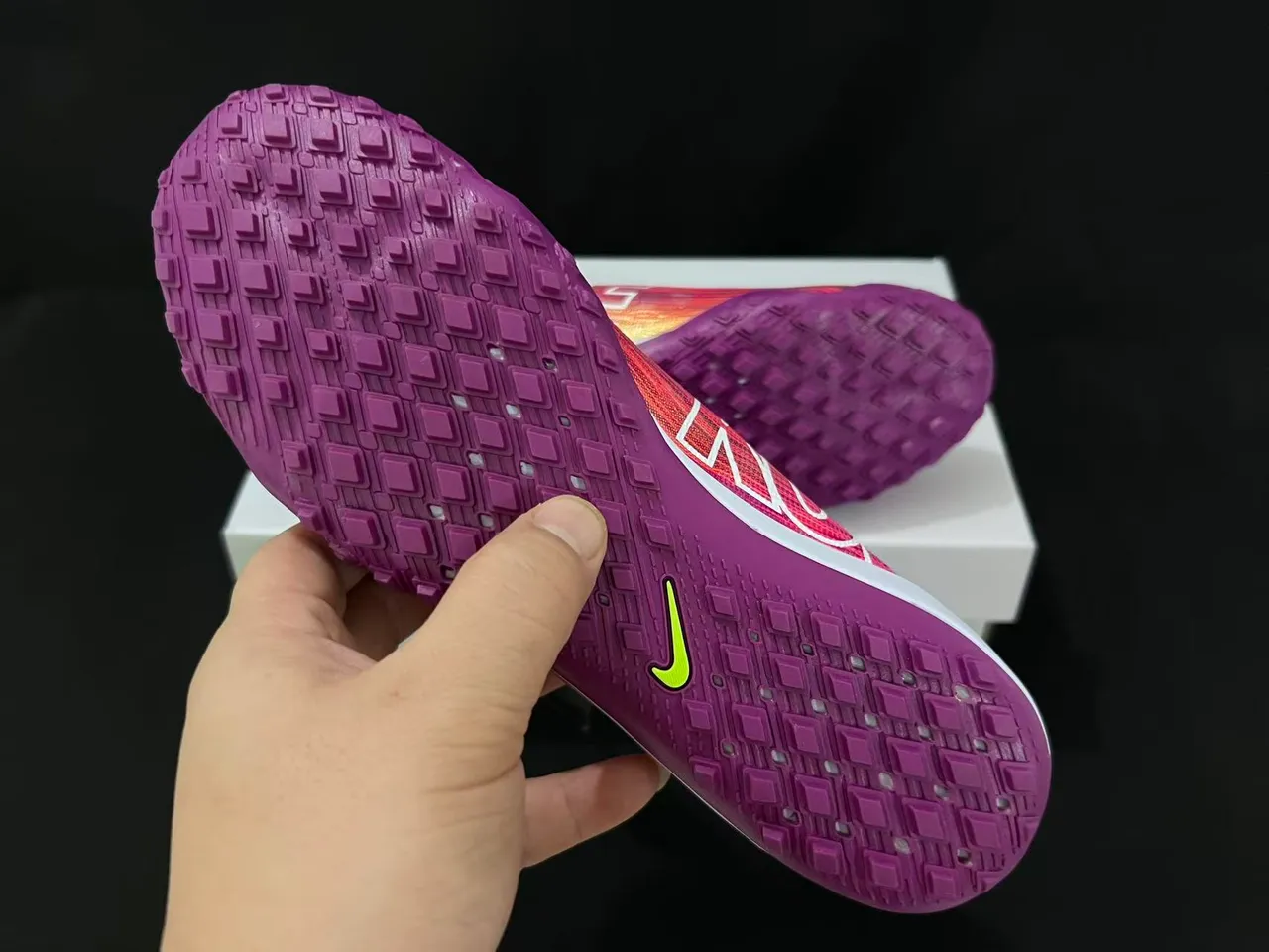 Nike Sapatos de futebol Turf com upper Flyweave Knit em gradiente roxo e rosa 2