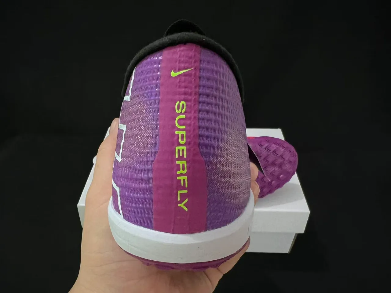 Nike Sapatos de futebol Turf com upper Flyweave Knit em gradiente roxo e rosa 3