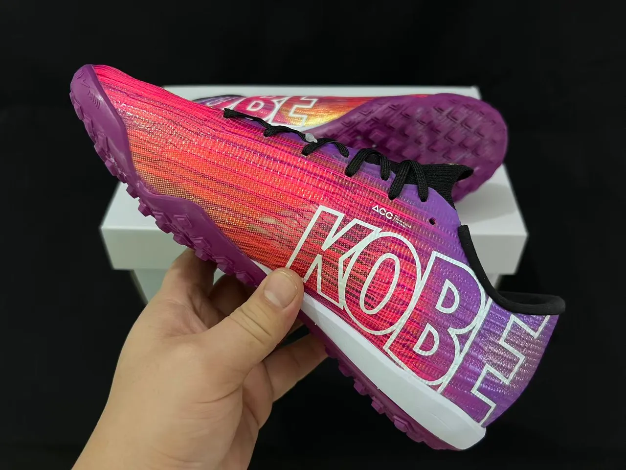 Nike Sapatos de futebol Turf com upper Flyweave Knit em gradiente roxo e rosa 4