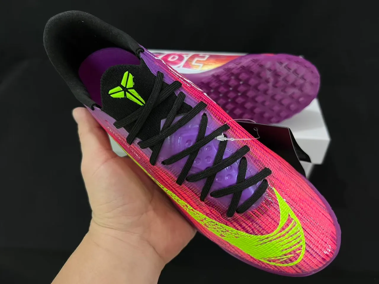 Nike Sapatos de futebol Turf com upper Flyweave Knit em gradiente roxo e rosa 5