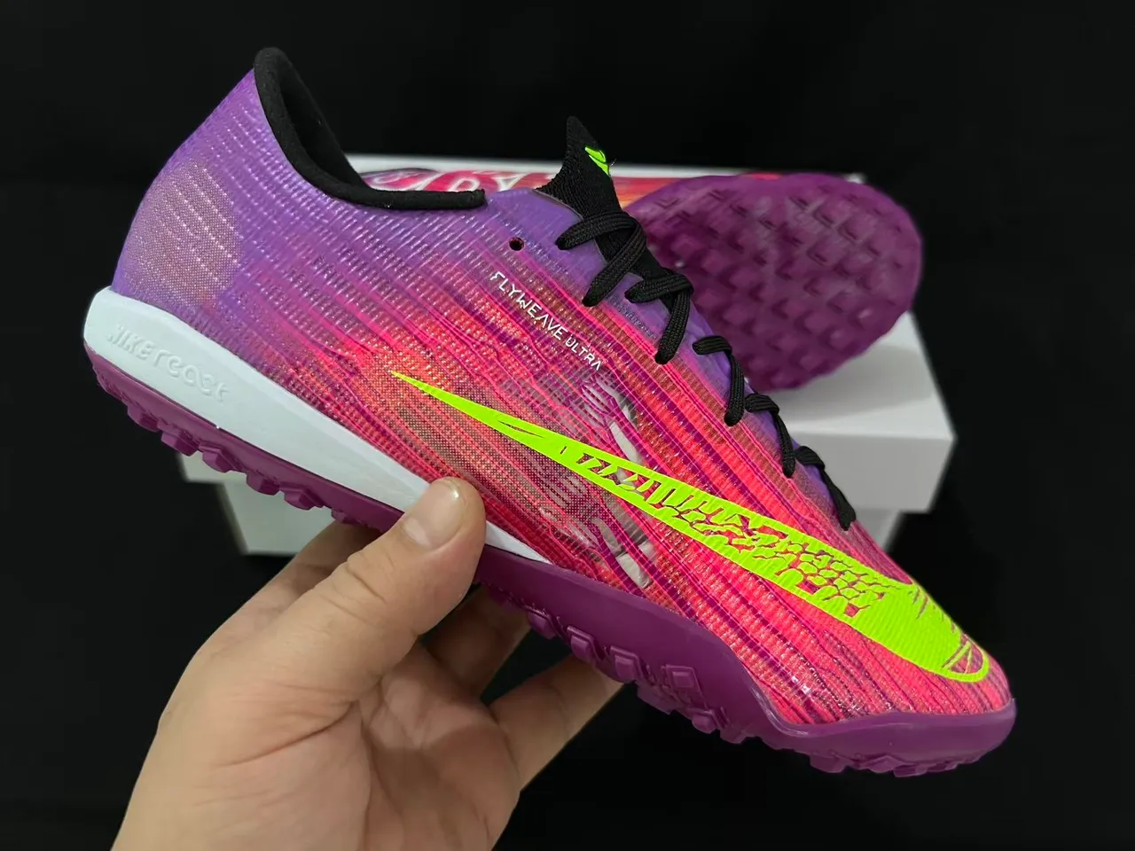 Nike Sapatos de futebol Turf com upper Flyweave Knit em gradiente roxo e rosa 6