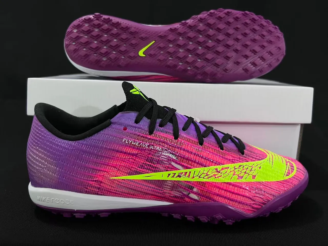 Nike Sapatos de futebol Turf com upper Flyweave Knit em gradiente roxo e rosa 7
