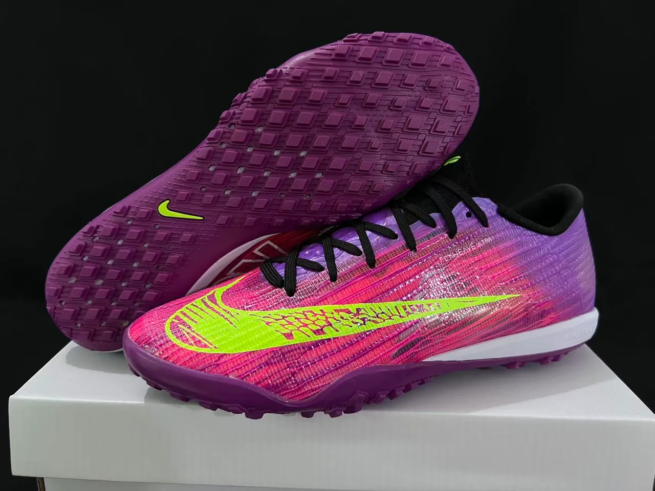 Nike Sapatos de futebol Turf com upper Flyweave Knit em gradiente roxo e rosa 8