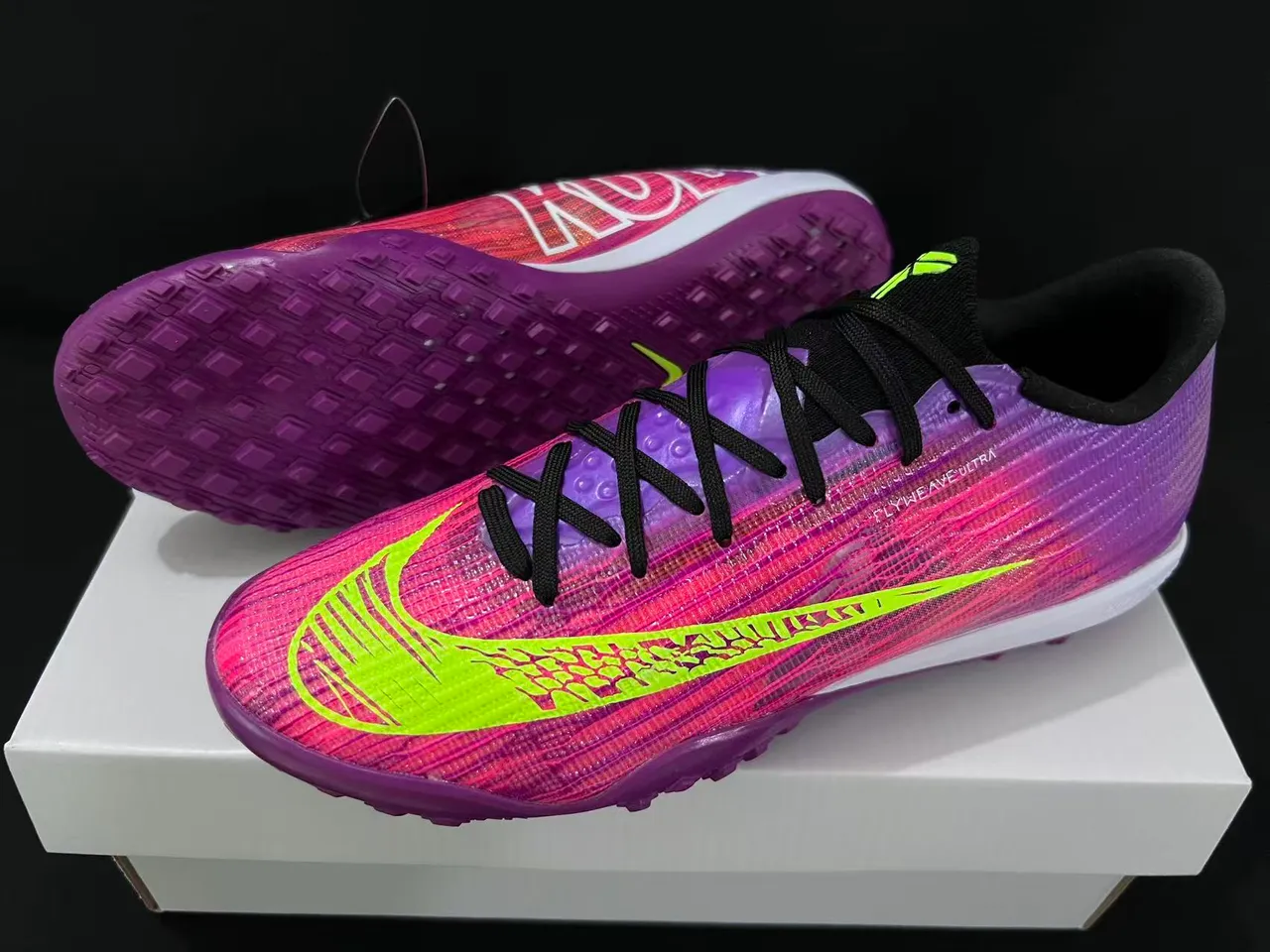 Nike Sapatos de futebol Turf com upper Flyweave Knit em gradiente roxo e rosa 9