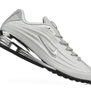 Nike Shox R4 فضي كروم حذاء أسلوبي