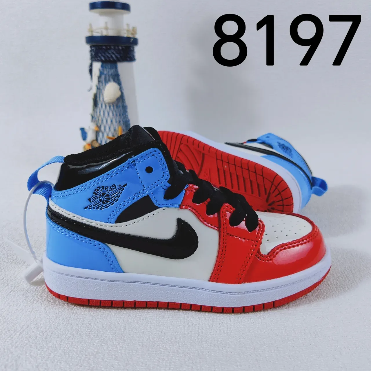 Nike White Blue Low-Top Perforated Toe Lifestyle Sneakers 4