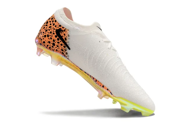 Nike Sapatos de futebol branco e laranja com upper em malha e superposição com manchas para terreno firme 2