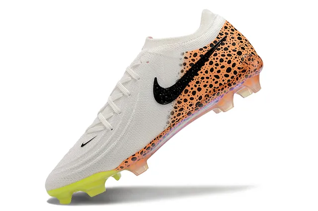 Nike Sapatos de futebol branco e laranja com upper em malha e superposição com manchas para terreno firme 3