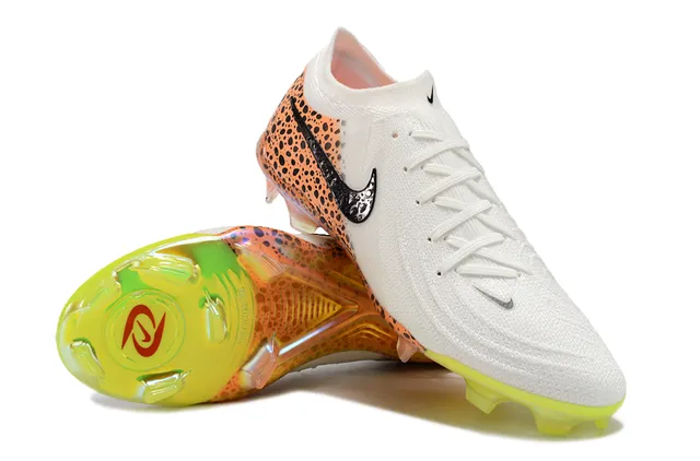 Nike Sapatos de futebol branco e laranja com upper em malha e superposição com manchas para terreno firme 4
