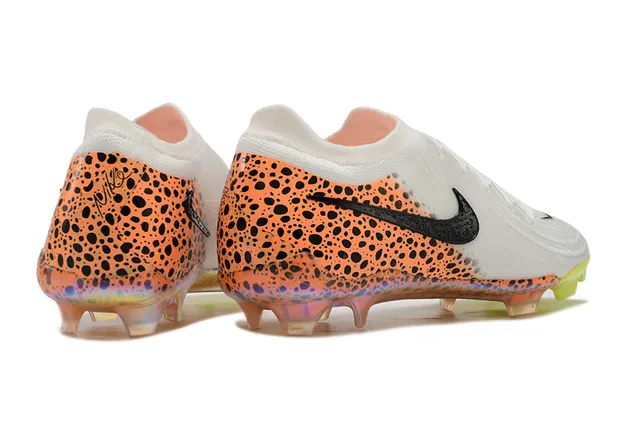 Nike Sapatos de futebol branco e laranja com upper em malha e superposição com manchas para terreno firme 5