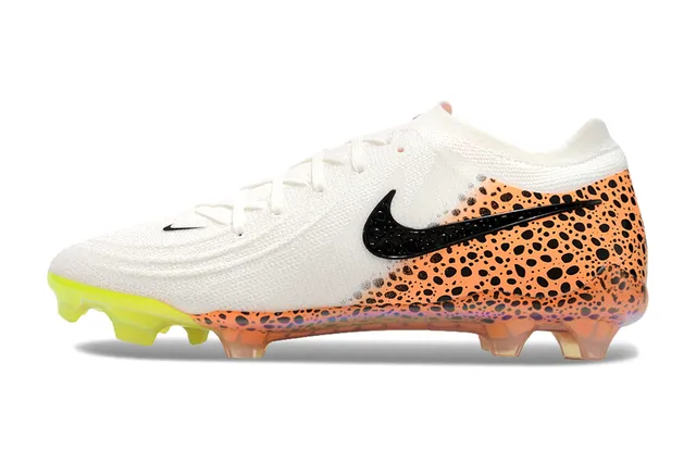 Nike Sapatos de futebol branco e laranja com upper em malha e superposição com manchas para terreno firme 7
