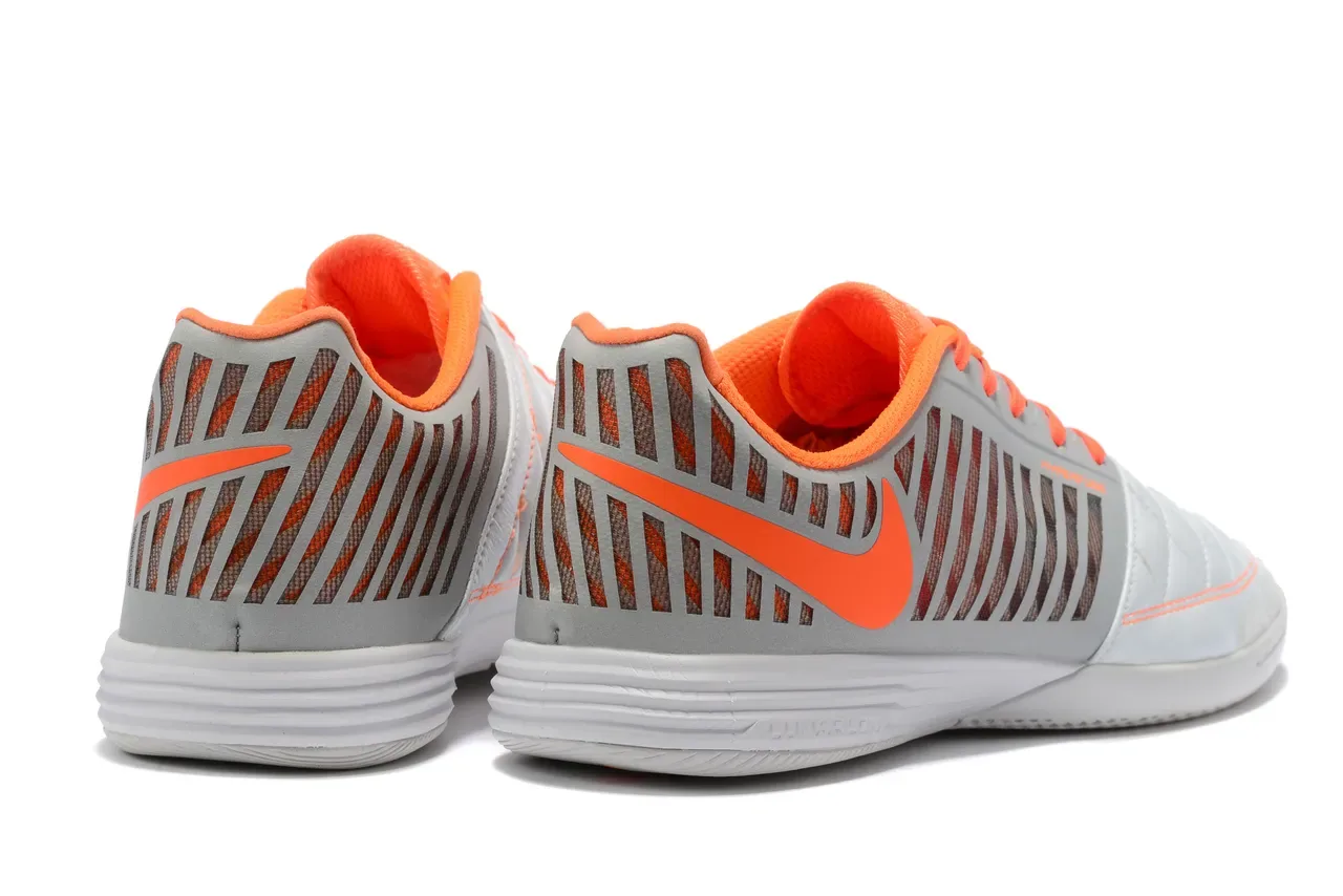 Nike Zapatillas de fútbol indoor con punta acolchada y suela Lunarlon blanca y naranja 2